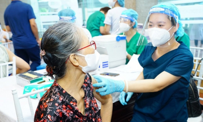 Thủ tướng chỉ đạo đẩy nhanh tiêm vaccine phòng COVID-19 mũi 3, mũi 4
