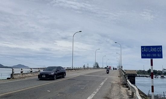 Hai nhóm côn đồ hỗn chiến trên cầu, 1 người bị bắn chết, 3 người bị thương