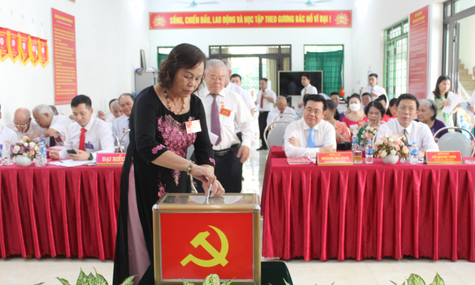"Xây dựng Đảng vững mạnh từ mỗi chi bộ"