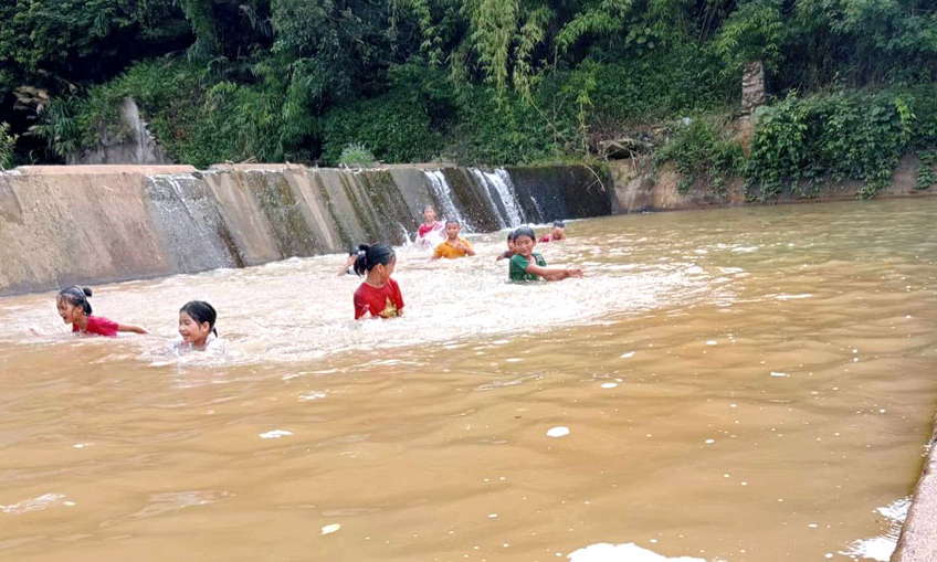 Dạy bơi cho trẻ em ở vùng cao