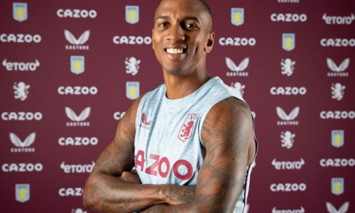 Aston Villa giữ chân cựu sao Man Utd