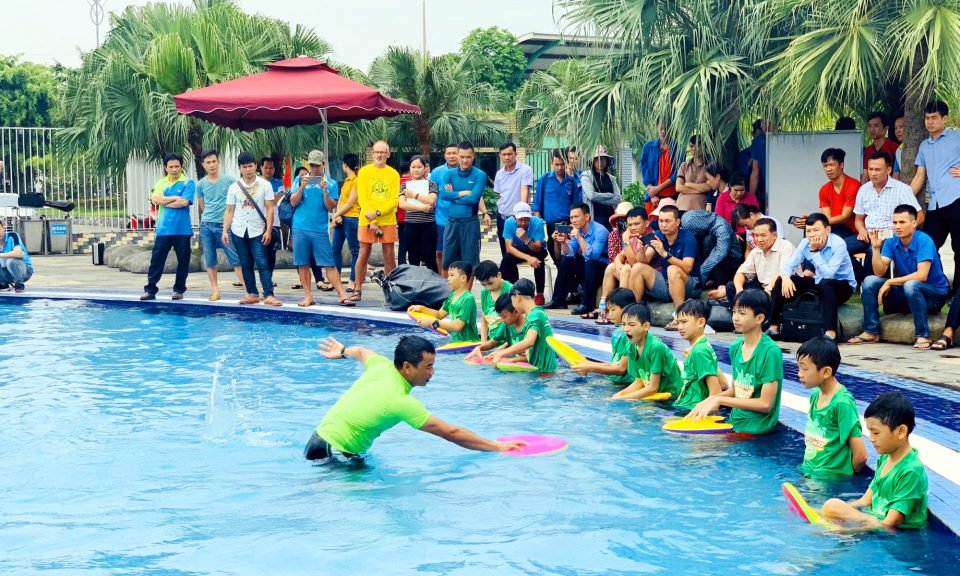 "Huy động sự tham gia của cộng đồng trong phát triển phong trào bơi lội, phòng chống đuối nước"  