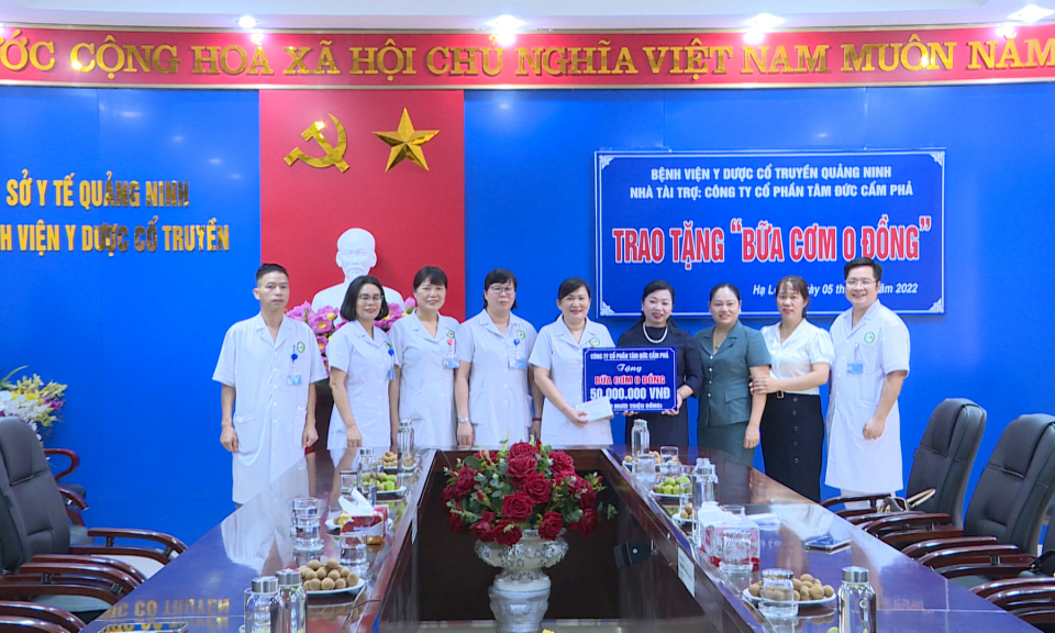 Trao hỗ trợ “Bữa cơm 0 đồng” tại Bệnh viện Y dược cổ truyền Quảng Ninh 