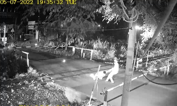 Nhân viên gác chắn dũng cảm cứu người thoát chết trong gang tấc