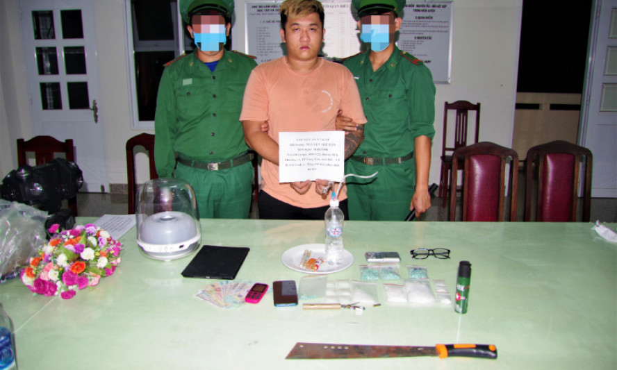 Vừa sử dụng súng bút, vừa tàng trữ ma túy