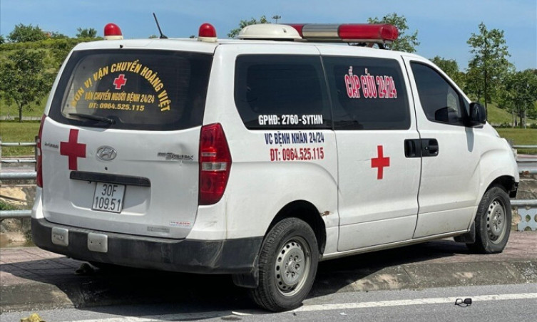 Xe cứu thương chạy chui tông xe máy điện, 2 cháu gái bị thương nặng