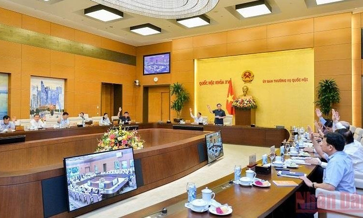Vietnam cuts environmental tax to curb fuel price rise