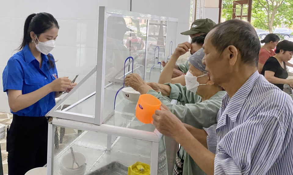Chung tay duy trì “Nồi cháo nhân ái” cho bệnh nhân nghèo