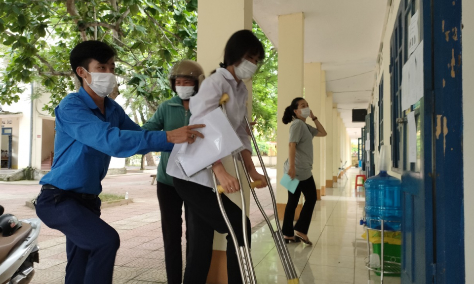 Áo xanh tình nguyện tiếp sức mùa thi