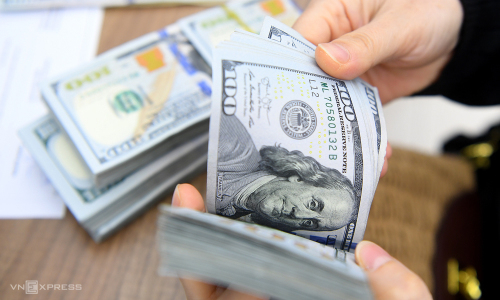 Giá USD tự do vượt 24.000 đồng
