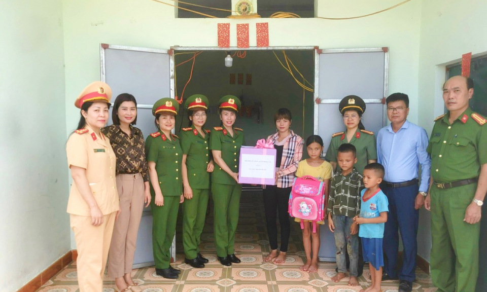 Nữ chiến sĩ công an gương mẫu, nhiệt tình