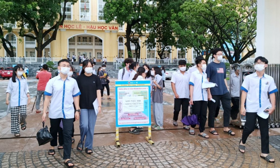 Thí sinh hoàn thành bài thi môn Ngoại ngữ, kết thúc Kỳ thi tốt nghiệp THPT 2022