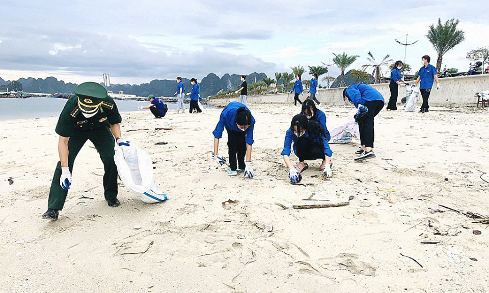 Ra quân dọn vệ sinh môi trường biển