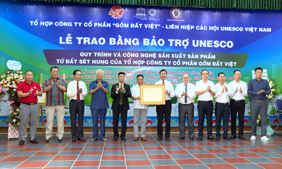 Gốm Đất Việt nhận Bằng bảo trợ của Liên hiệp các hội UNESCO Việt Nam
