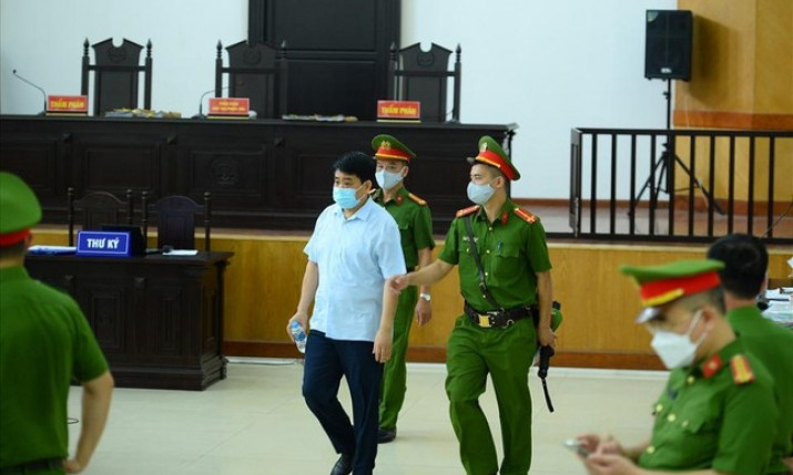 Ông Nguyễn Đức Chung nộp bệnh án và 85 bằng khen, giấy khen đến tòa án