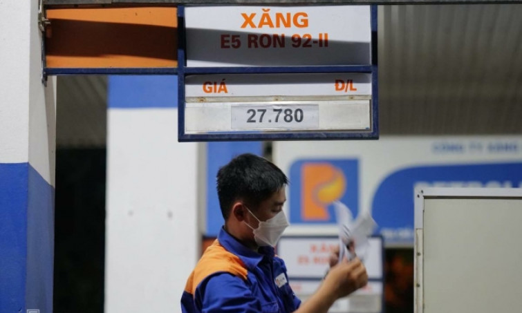 Giá xăng, dầu giảm hơn 3.000 đồng một lít