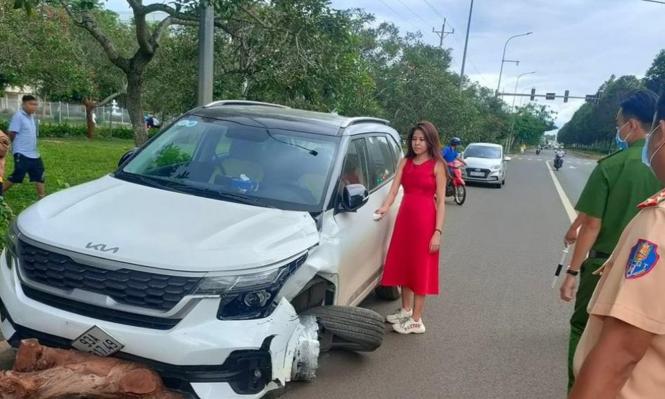 Xe nổ bánh, nữ tài xế có hơi men lái xe bỏ chạy sau tai nạn