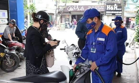 Vietnam’s petrol prices fall below 30,000 VND per litre