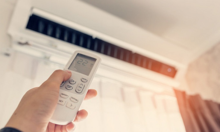 Chuyên gia mách bạn cách nằm điều hòa để không bị đau họng