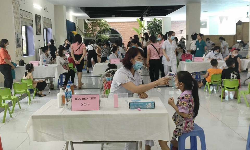 Cẩm Phả: Đẩy nhanh tiến độ tiêm vắc-xin phòng dịch