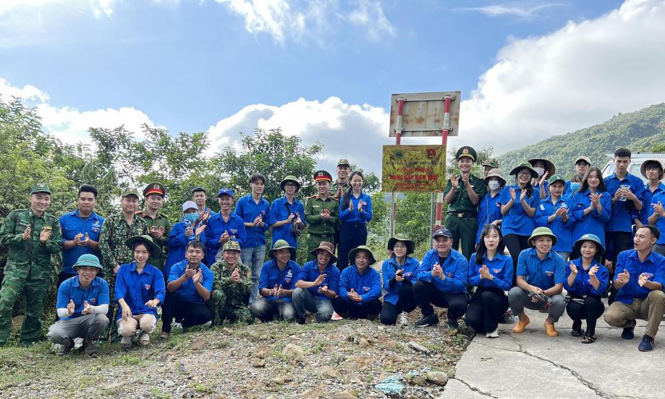 Gắn biển Công trình thanh niên “Hàng cây biên giới” 