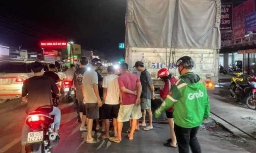 Đâm vào đuôi xe tải, người đàn ông mặc áo Grab tử vong trên QL1
