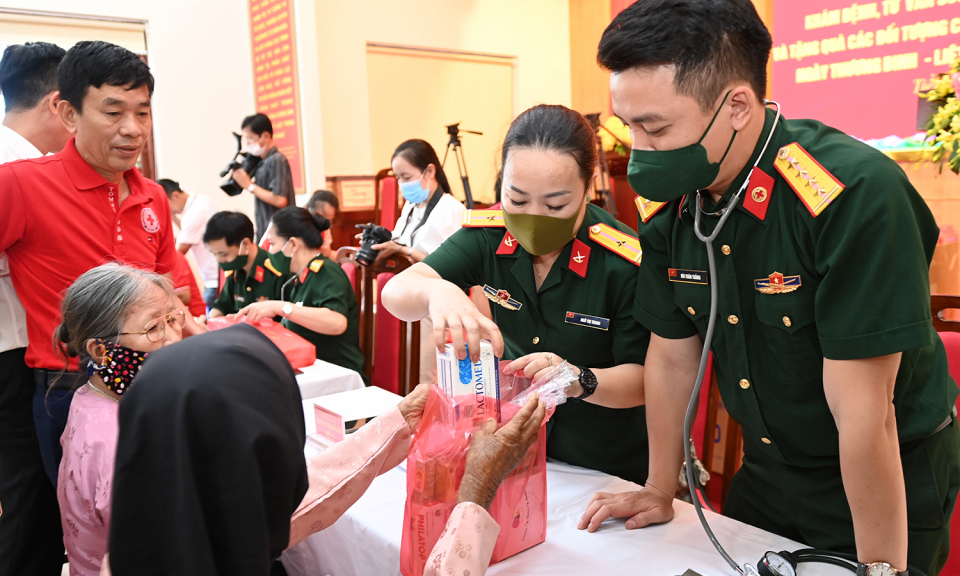 Khám bệnh, cấp thuốc miễn phí cho đối tượng chính sách, nạn nhân chất độc da cam