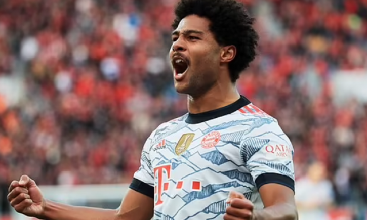 Bayern trói chân cựu sao Arsenal