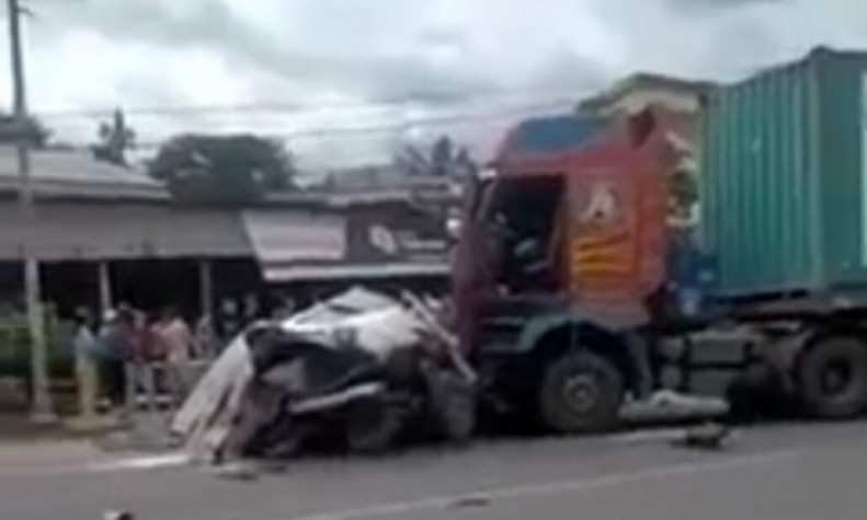 Xe tải van bị vò nát trên QL9, 1 người tử vong mắc kẹt bên trong