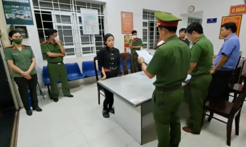 Người phụ nữ "giằng co với cháu bé 11 tuổi" bị bắt vì tội lừa đảo