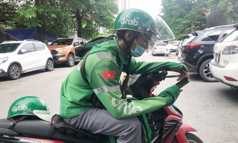Việc thu "phụ phí nắng nóng" của Grab có hợp lý?