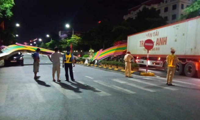 Xe container tông sập cổng chào, đè một xe con tại trung tâm Thái Bình