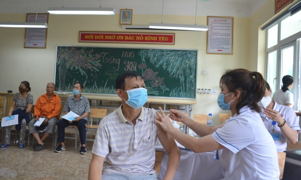 Tiếp tục tiêm vắc xin phòng Covid-19 