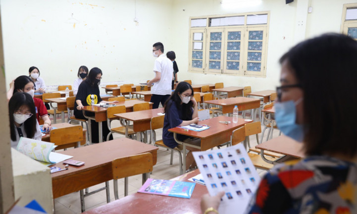 Vụ lọt đề thi Toán tốt nghiệp THPT: Thí sinh dùng điện thoại chụp đề đưa lên ứng dụng gia sư