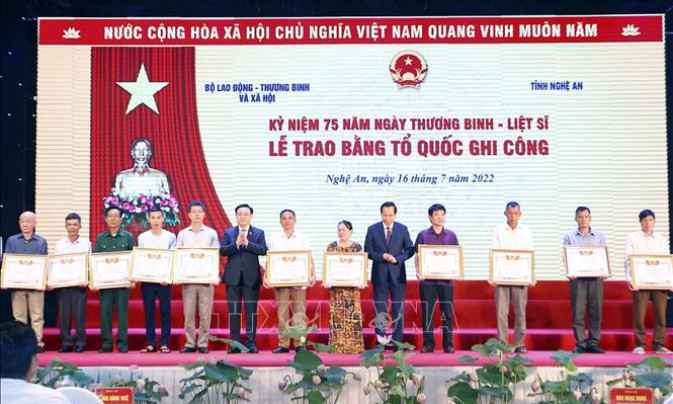Chủ tịch Quốc hội dự Lễ trao bằng Tổ quốc ghi công tại Nghệ An