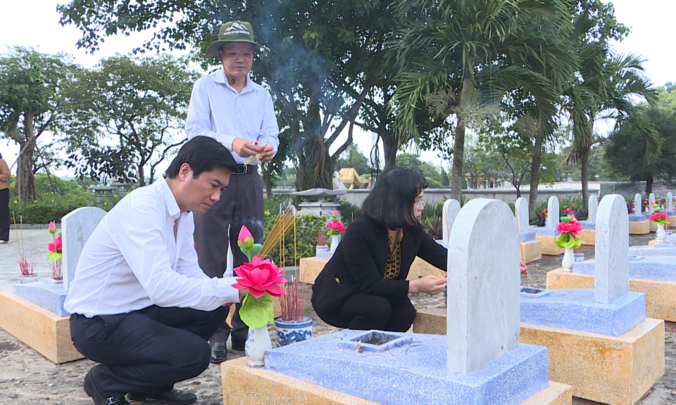 Đoàn đại biểu tỉnh Quảng Ninh viếng các nghĩa trang liệt sĩ tại Quảng Trị