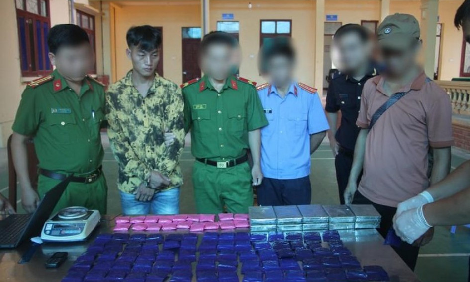 Bắt đối tượng mang 10 bánh heroin, 18.000 viên ma túy tổng hợp