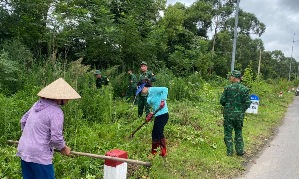 BĐBP Quảng Ninh đồng loạt ra quân thu gom rác thải, dọn vệ sinh môi trường