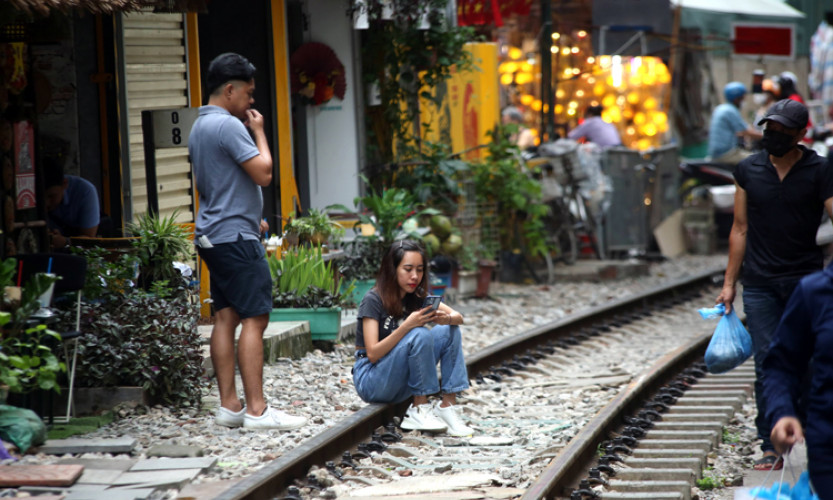 Tái diễn cà phê đường tàu đón du khách nước ngoài đến check-in