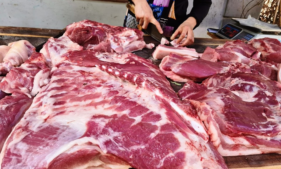 Nghịch lý: Giá xăng giảm nhưng giá hàng hóa, thực phẩm vẫn "phi mã"