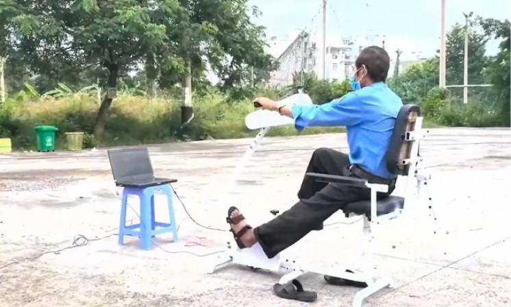 Sinh viên làm thiết bị phục hồi chức năng bằng thực tế ảo