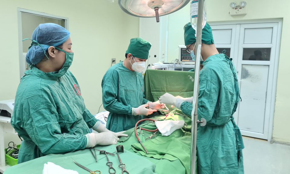 Cứu sống bệnh nhi 17 tháng tuổi với vết thương thấu bụng