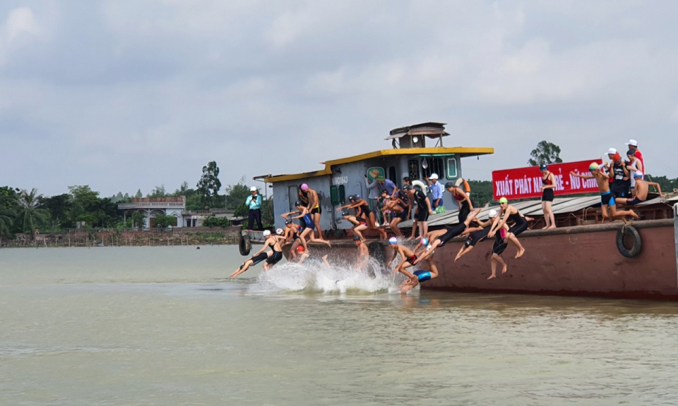 124 VĐV tham gia Hội bơi vượt sông truyền thống Bạch Đằng tỉnh Quảng Ninh năm 2022
