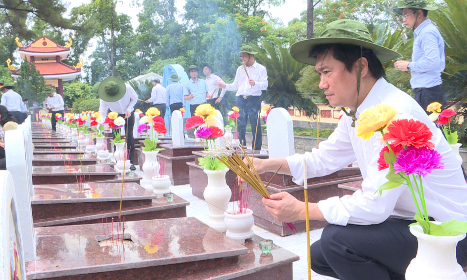 Khắc ghi công ơn muôn đời