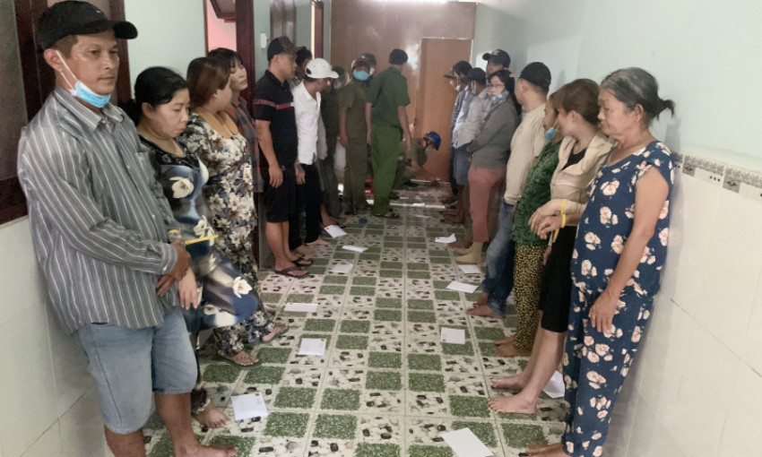 24 con bạc thuê nhà nghỉ để lắc tài xỉu