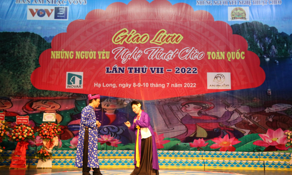 Khi vợ chồng nhà văn hát chèo