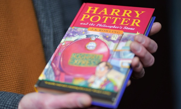 Ấn bản đầu tiên của 'Harry Potter' được đấu giá tới 178.000 USD