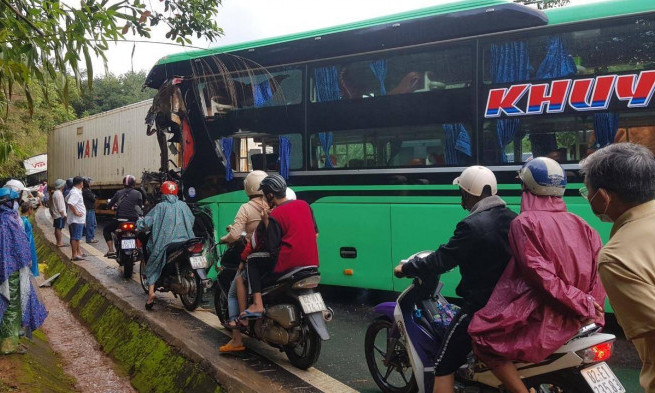 Xe khách va chạm xe đầu kéo trên đường Hồ Chí Minh: Tài xế tử vong tại chỗ