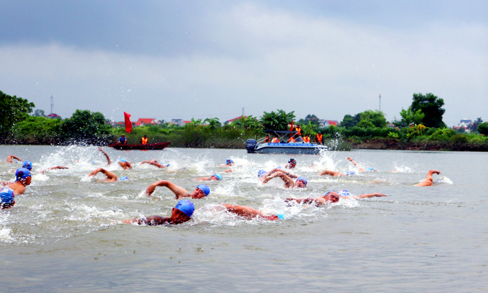 Ngày hội bơi trên sông Cầm