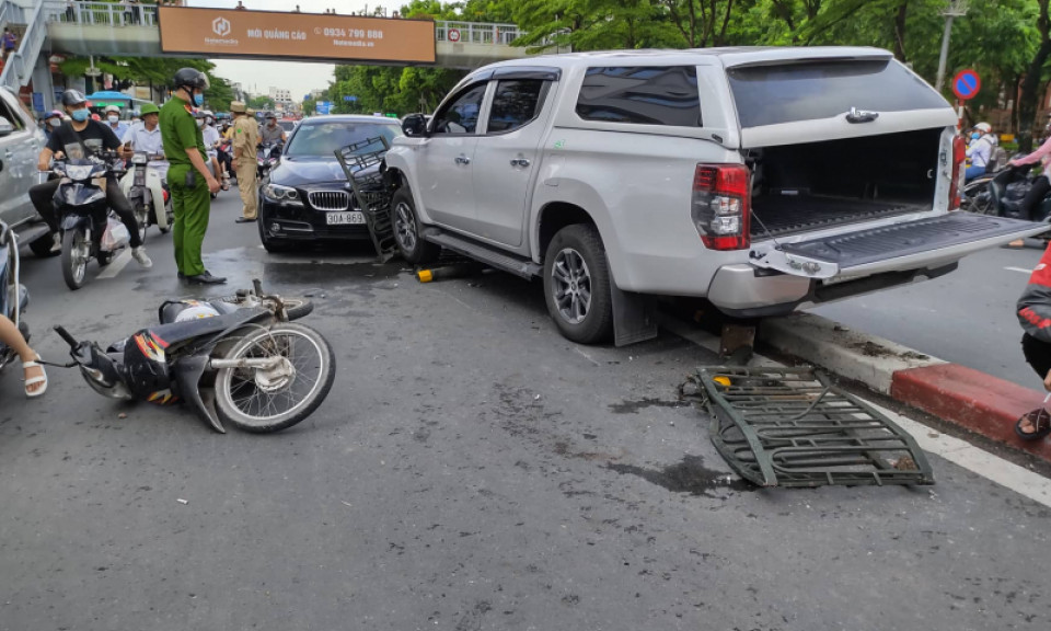 Bán tải cày nát dải phân cách, tông liên tiếp ô tô và xe máy